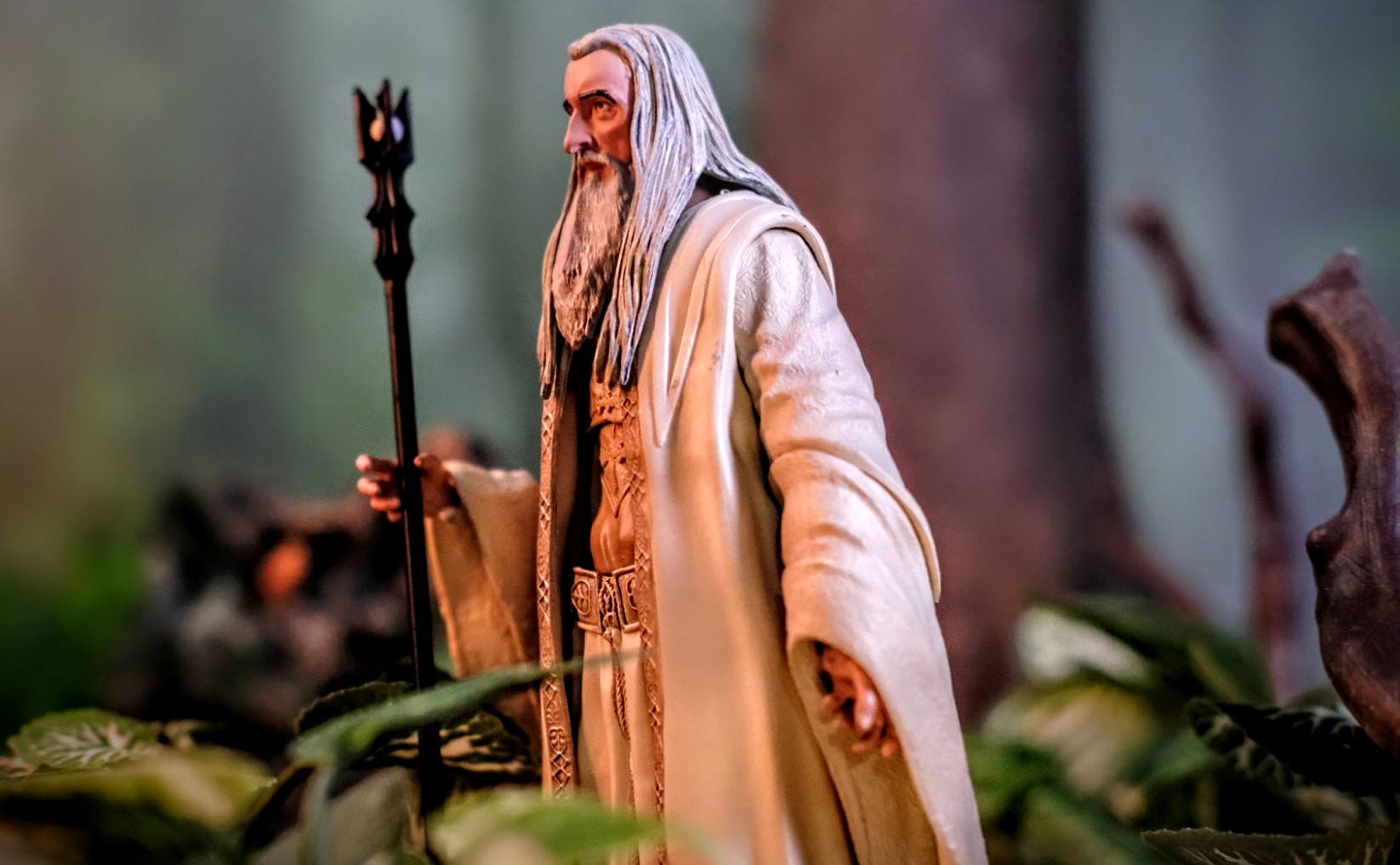 Diamond Select Toys The Lord of the Rings Saruman Deluxe Action Figure