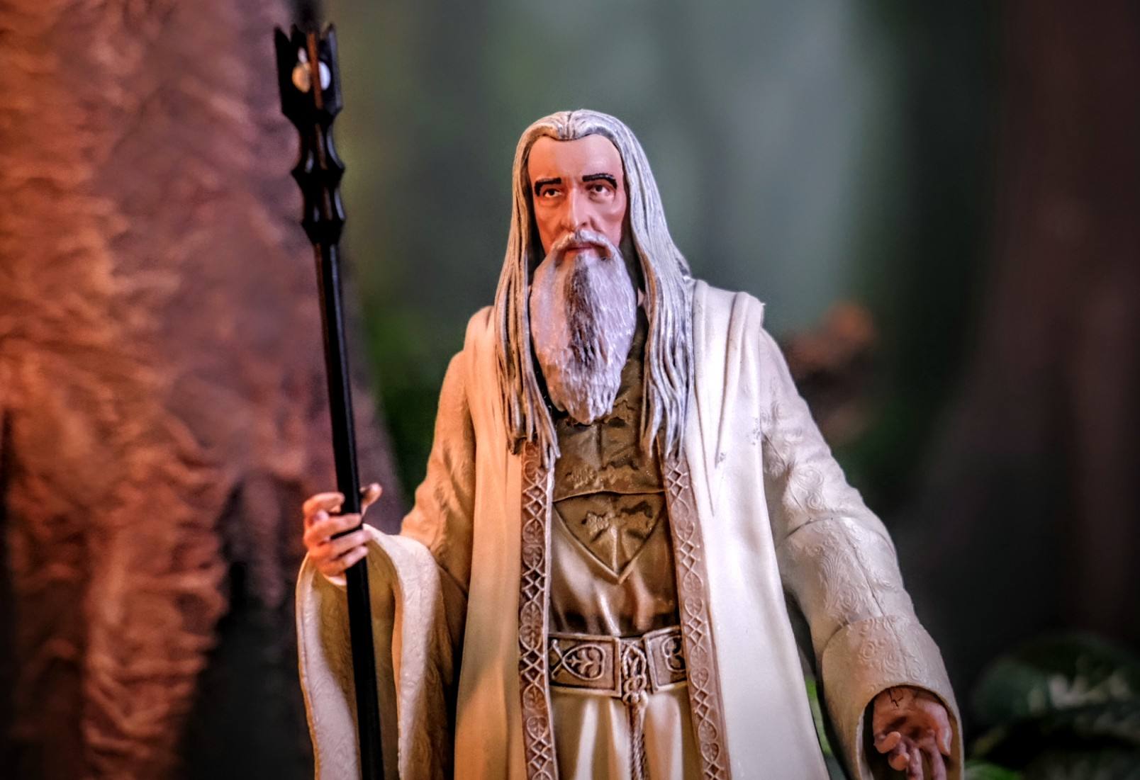 Diamond Select Toys The Lord of the Rings Saruman Deluxe Action Figure