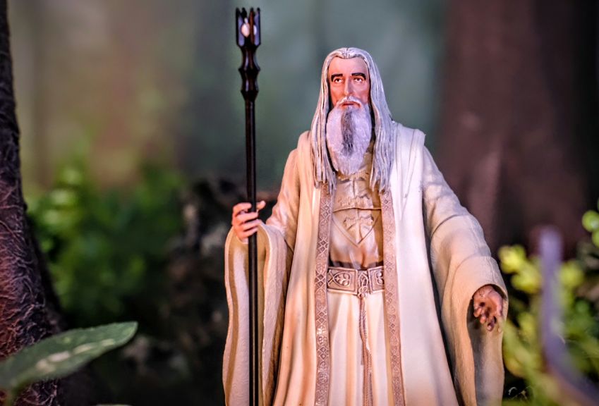 Diamond Select Toys The Lord of the Rings Saruman Deluxe Action Figure