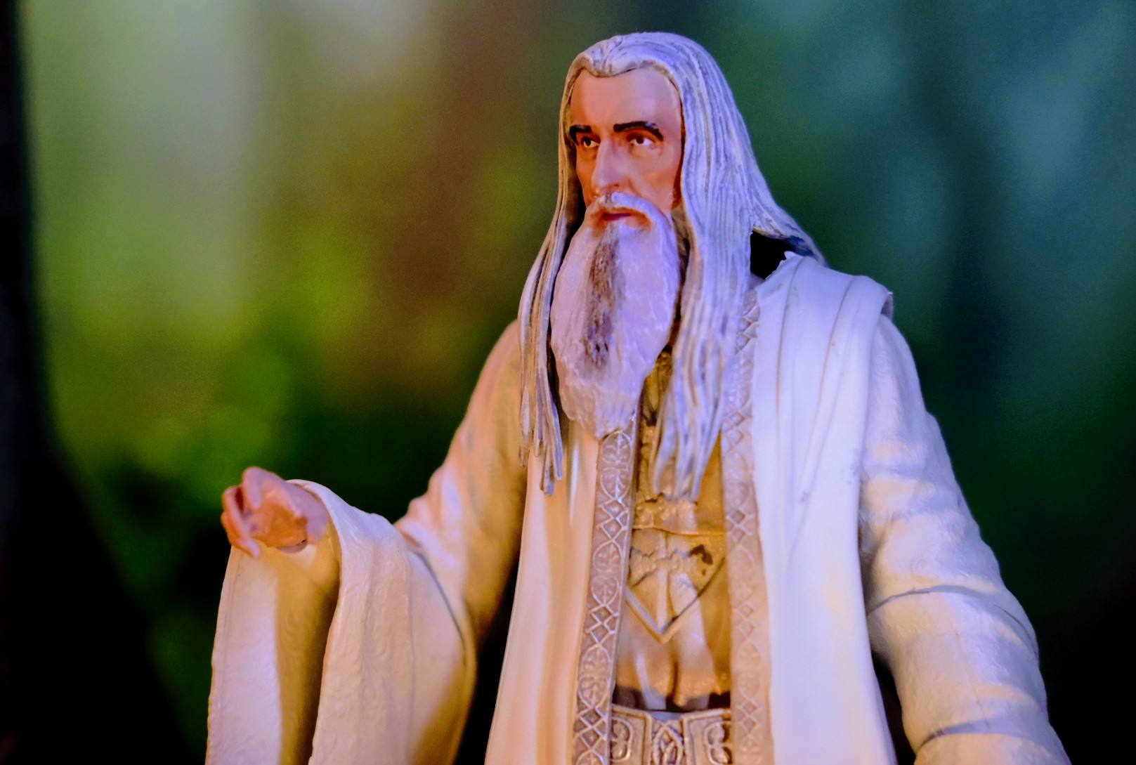 Diamond Select Toys The Lord of the Rings Saruman Deluxe Action Figure