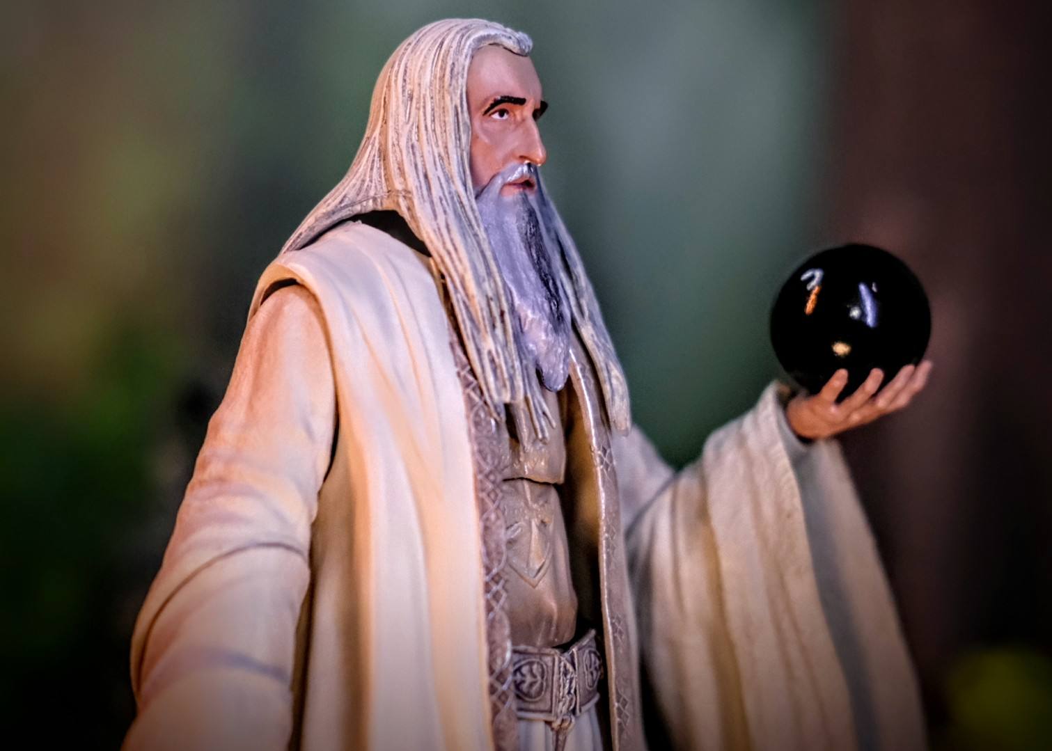 Diamond Select Toys The Lord of the Rings Saruman Deluxe Action Figure