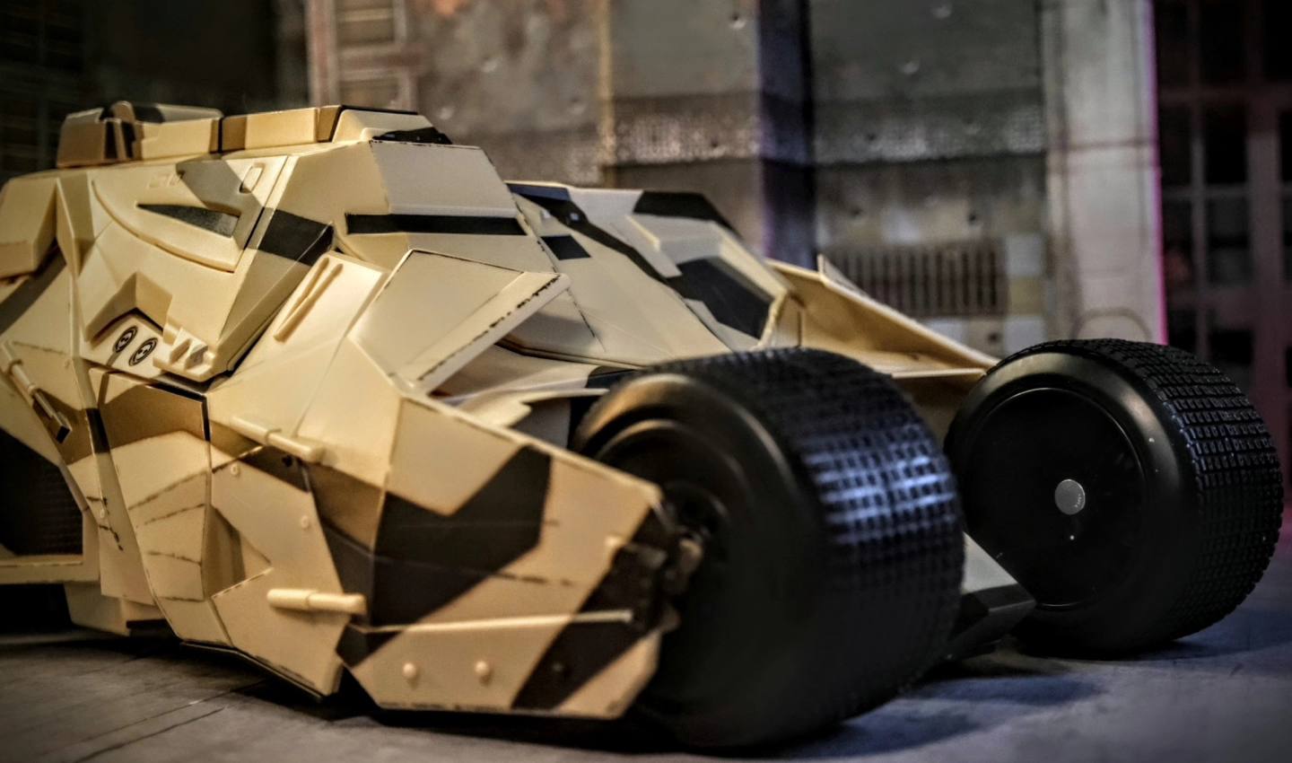 McFarlane Toys Amazon Exclusive DC Multiverse Gold Label Camouflage Tumbler (The Dark Knight Rises) Vehicle Review