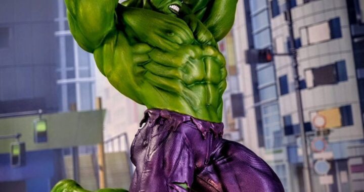 hulk statue