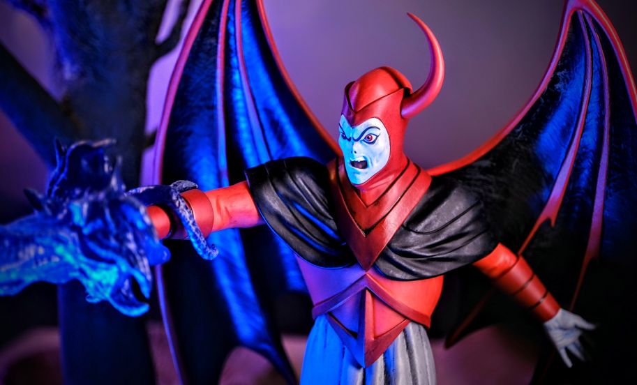 Venger Deluxe Gallery Diorama from Diamond Select Toys, showcasing the iconic villain from the 1980s Dungeons & Dragons animated series in high-quality PVC.