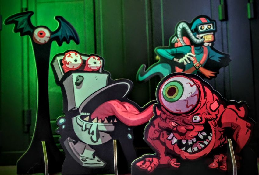 Mondo Toys Real Ghostbusters Peter Venkman and Samhain accessories photo review. Cardboard cutout ghost accessories included with Mondo Toys Real Ghostbusters Peter Venkman and Samhain set.