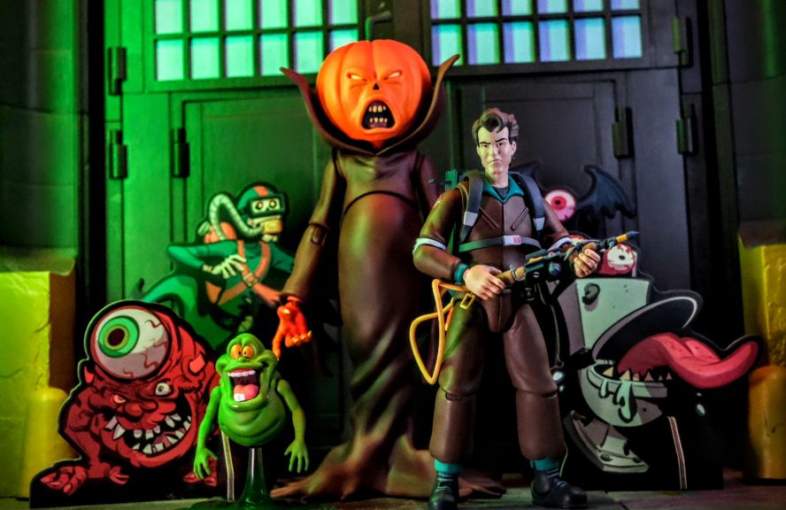 Mondo Real Ghostbusters Peter Venkman and Samhain articulation showcase Mondo Toys Real Ghostbusters Peter Venkman and Samhain action figures posed with cartoon ghosts, highlighting articulation features.